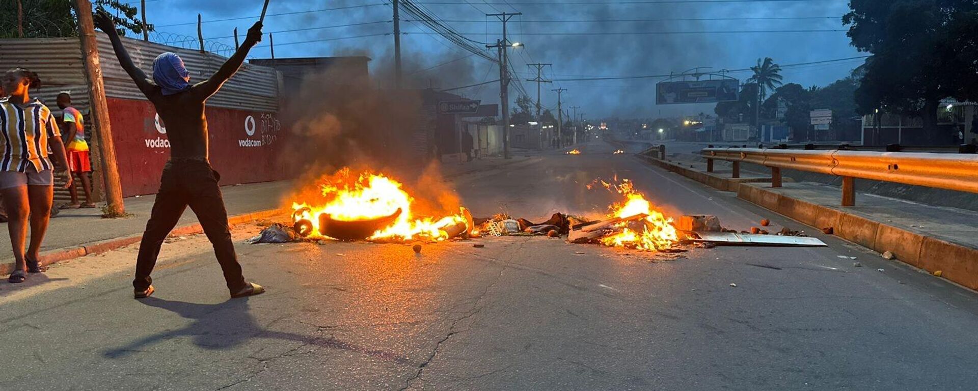 28 December 2024, Mozambique, Maputo: Undated - Barricades burn on the streets after the elections in Mozambique.  - Sputnik Africa, 1920, 31.12.2024