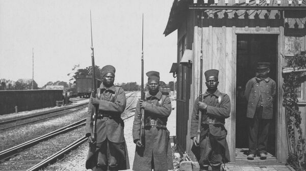 Three African soldiers from a unit of Bataillon Tirailleurs Sénégalais (Senegalese Riflemen) from the L'Infanterie Coloniale (Colonial Infantry) of the French Army present arms with their Lebel Model 1886/93 rifles and bayonets (the soldier in the center carries the Berthier Mle 1907/15 Rifle) whilst on guard duty at a railway station in France circa June 1915.  - Sputnik Africa