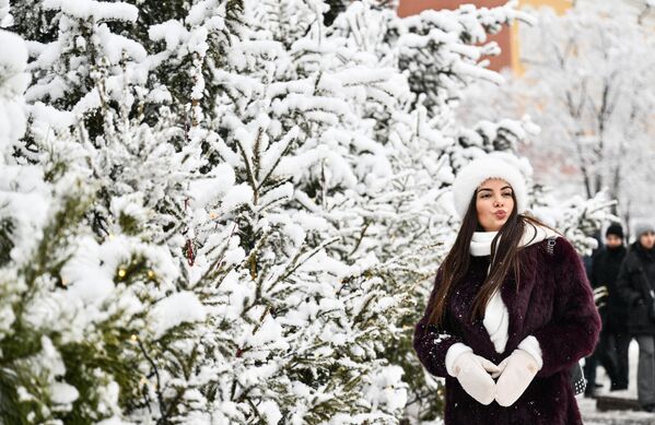 A girl takes a photo at Manezhnaya Square in Moscow. - Sputnik Africa