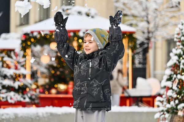 A boy on Ilyinka Street in Moscow. - Sputnik Africa