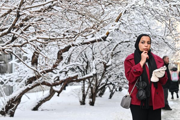 A tourist on Ilyinka Street in Moscow. - Sputnik Africa