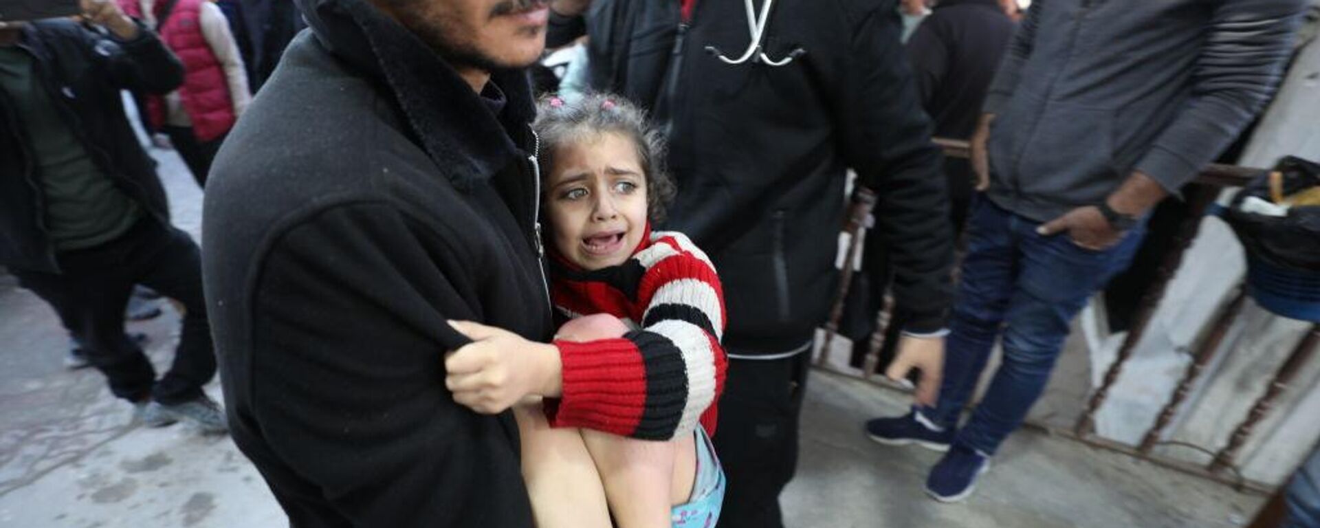 GAZA CITY, GAZA - JANUARY 03: Palestinians, including children injured in an Israeli attack on Gaza City are brought to al-Ahli Baptist Hospital for treatment in Gaza City on January 03, 2025. - Sputnik Africa, 1920, 04.01.2025