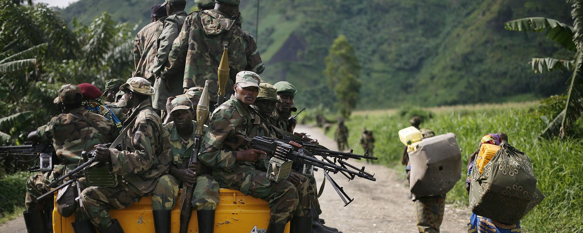 In this Nov. 30, 2012 file photo, M23 rebels withdraw from the Masisi and Sake areas in eastern Congo.  - Sputnik Africa, 1920, 04.01.2025