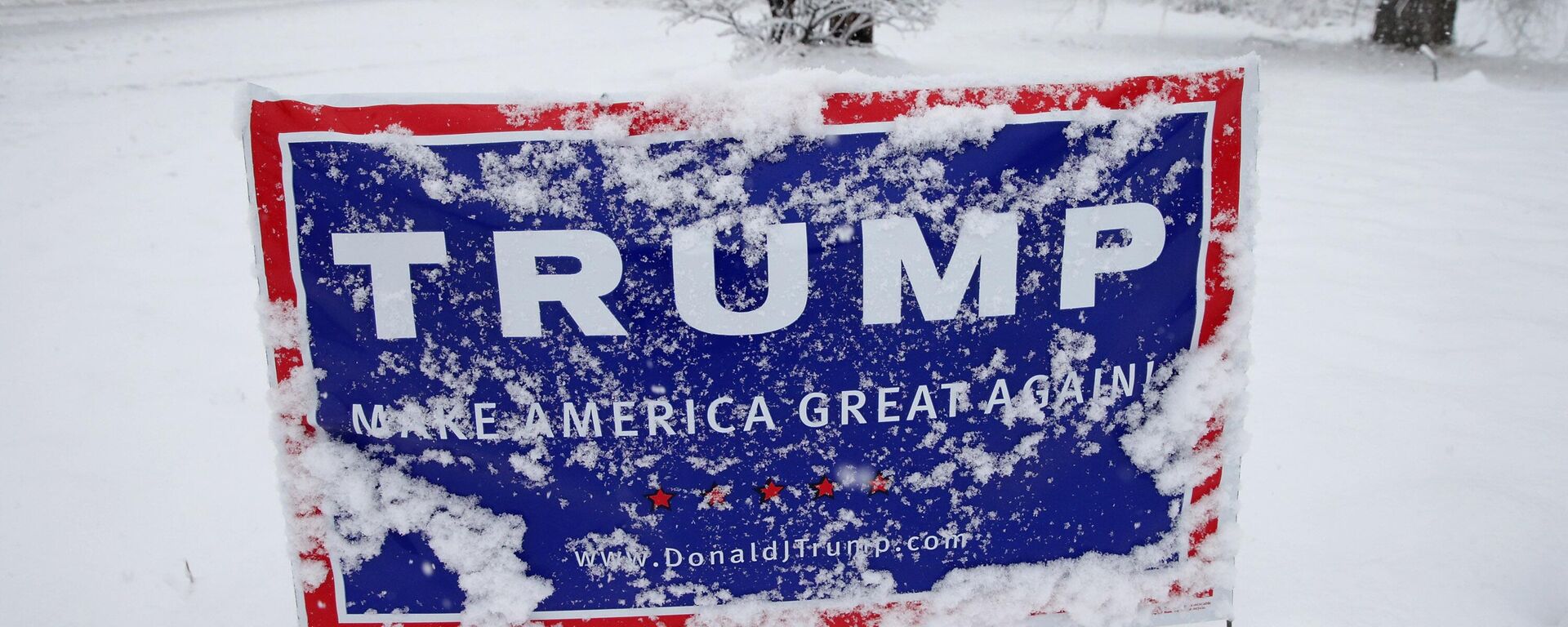 A campaign sign supporting Republican presidential candidate President Donald Trump is stuck in the snow, February 5, 2016 in Londonderry, New Hampshire. - Sputnik Africa, 1920, 06.01.2025