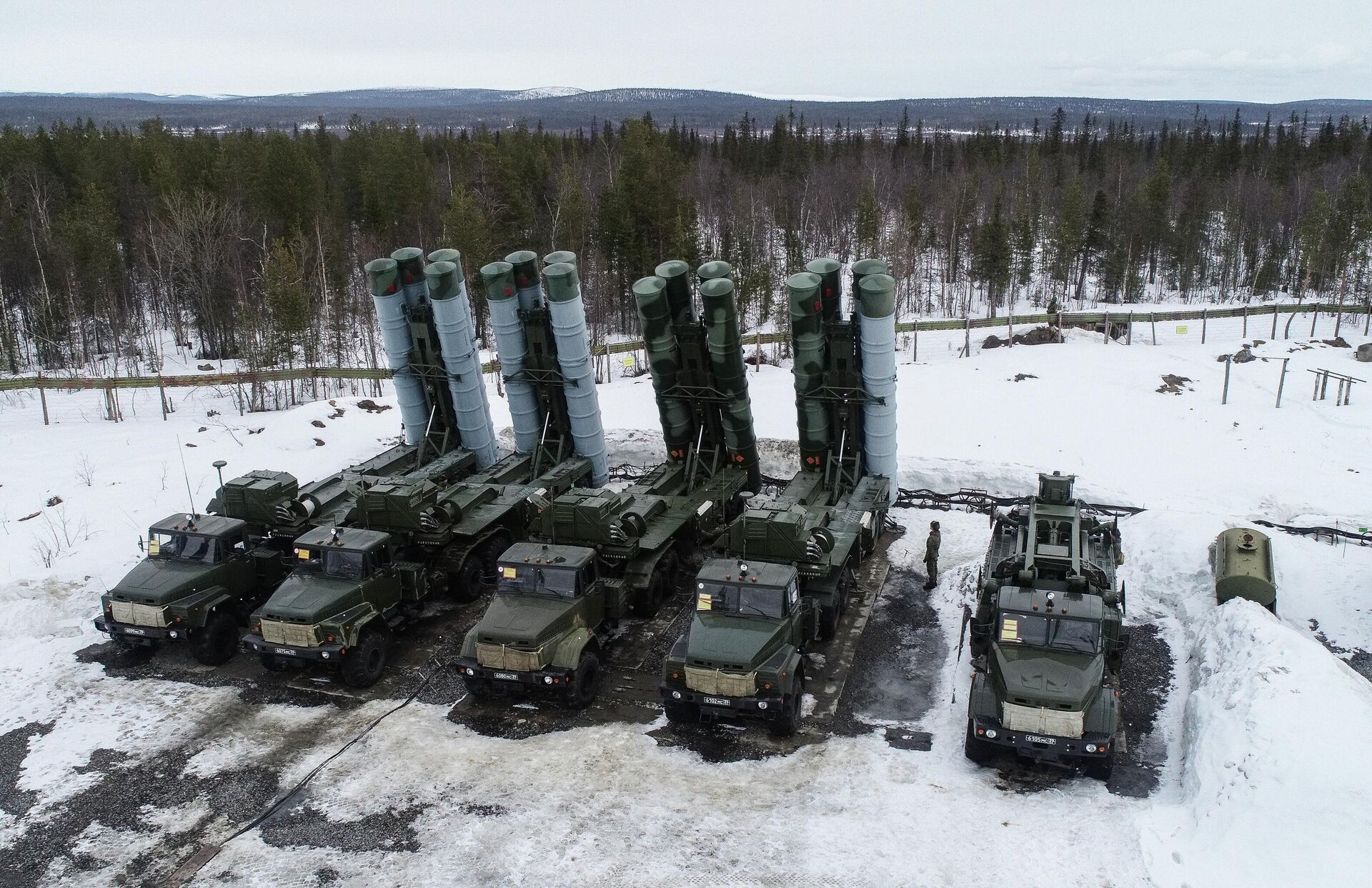 Crews of the S-300 Favorit anti-aircraft missile systems (SAM) during a combat readiness check in the air defense regiment in the village of Vysoky, Olenegorsk district, Murmansk region. - Sputnik Africa, 1920, 06.01.2025