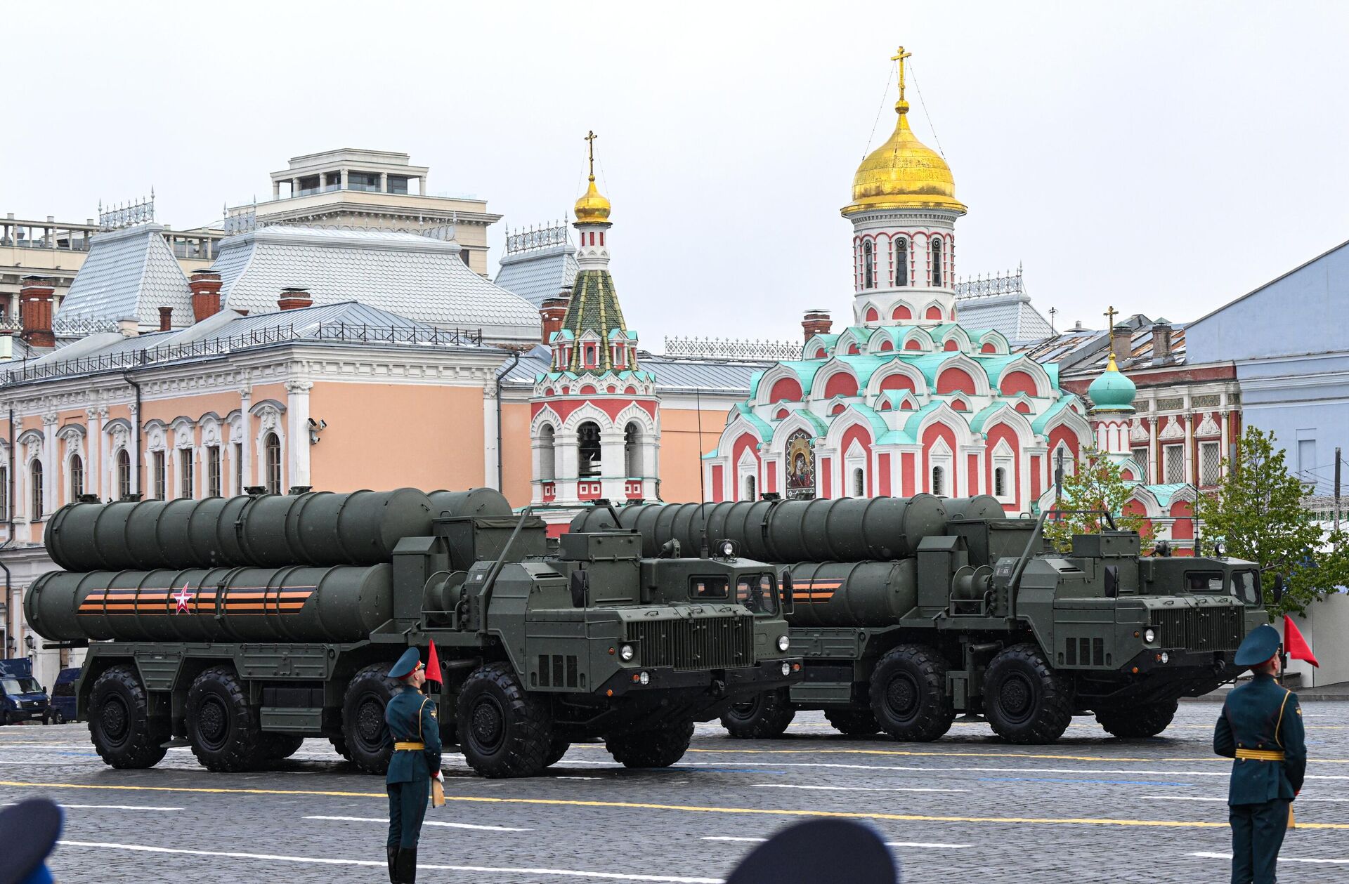 The S-400 Triumf anti-aircraft missile system at the military parade on Red Square in honor of the 79th anniversary of Victory in the Great Patriotic War. - Sputnik Africa, 1920, 06.01.2025