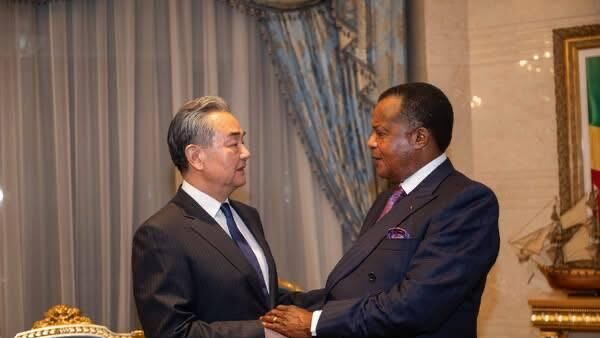 Wang Yi et Denis Sassou Nguesso - Sputnik Afrique