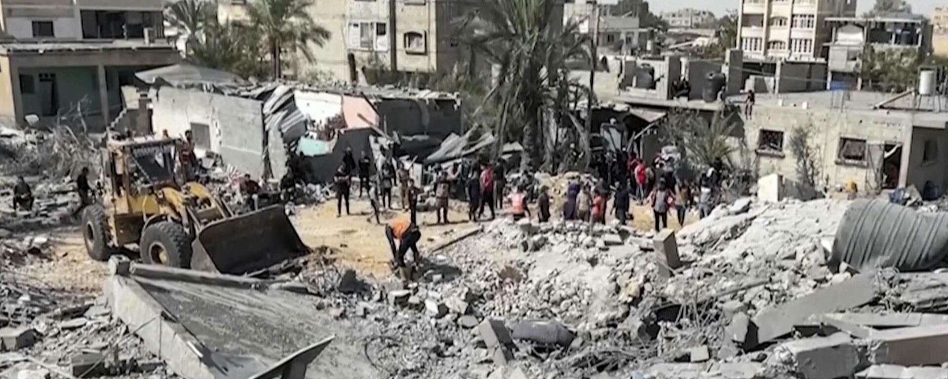 Palestinians gather near a building destroyed by Israeli airstrikes in the city of Khan Younis, southern Gaza Strip, Friday, Oct. 25, 2024.  - Sputnik Africa, 1920, 08.01.2025