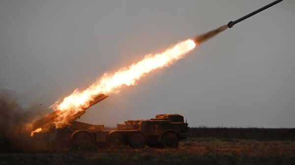 Russian servicemen fire a BM-27 Uragan (Hurricane) multiple rocket launcher towards Ukrainian positions - Sputnik Africa