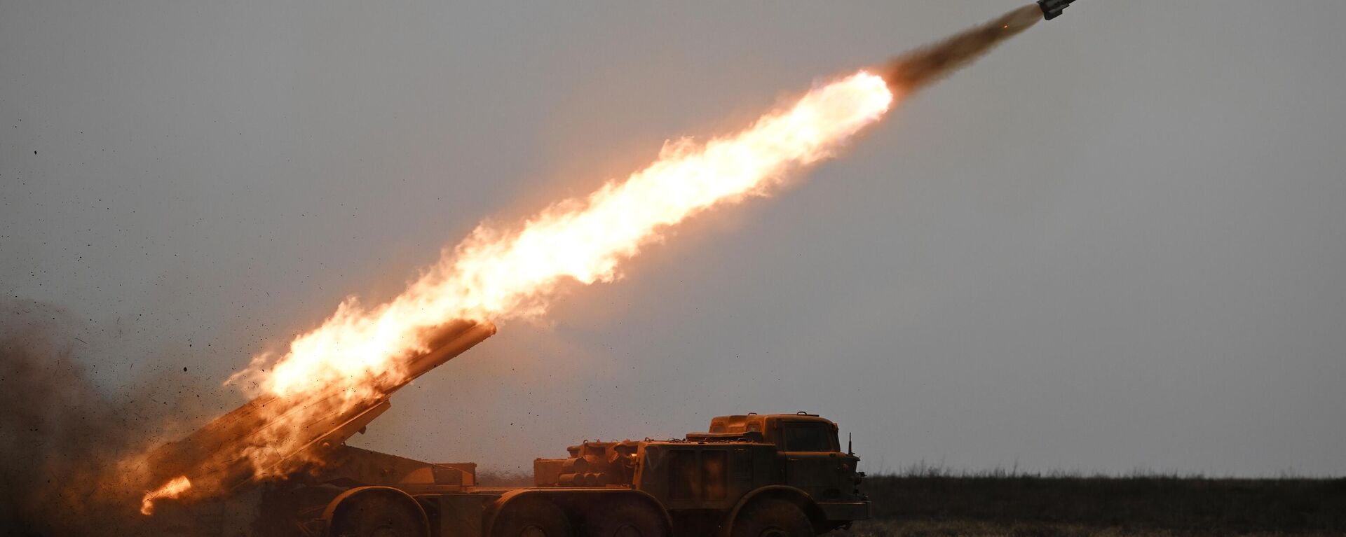 Russian servicemen fire a BM-27 Uragan (Hurricane) multiple rocket launcher towards Ukrainian positions - Sputnik Africa, 1920, 08.01.2025