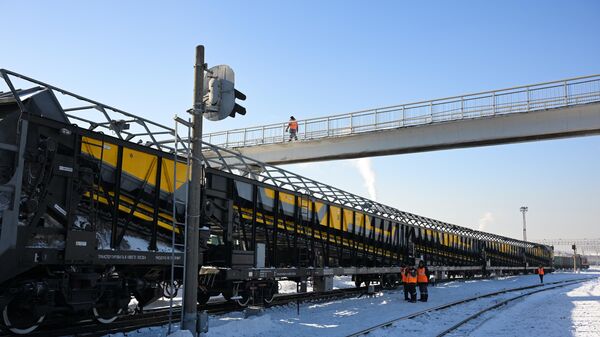 A Russian Railways' employee walks near a new snow plow train PSS-2P at the Inskaya sorting railway station of the West Siberian Railway in Novosibirsk, Russia. - Sputnik Africa