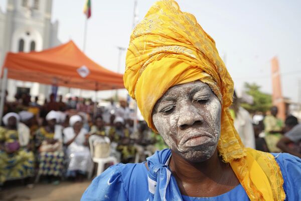 A voodoo worshiper dances ahead of the annual Voodoo Festival in Ouidah, Benin, Jan. 9, 2025. - Sputnik Africa