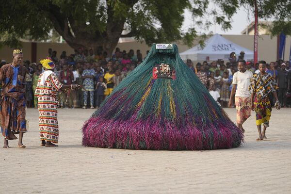 Zangbeto masquerades, the traditional Voodoo guardians of the night, performing ahead of the annual Voodoo Festival in Ouidah, Benin, Jan. 9, 2025. - Sputnik Africa