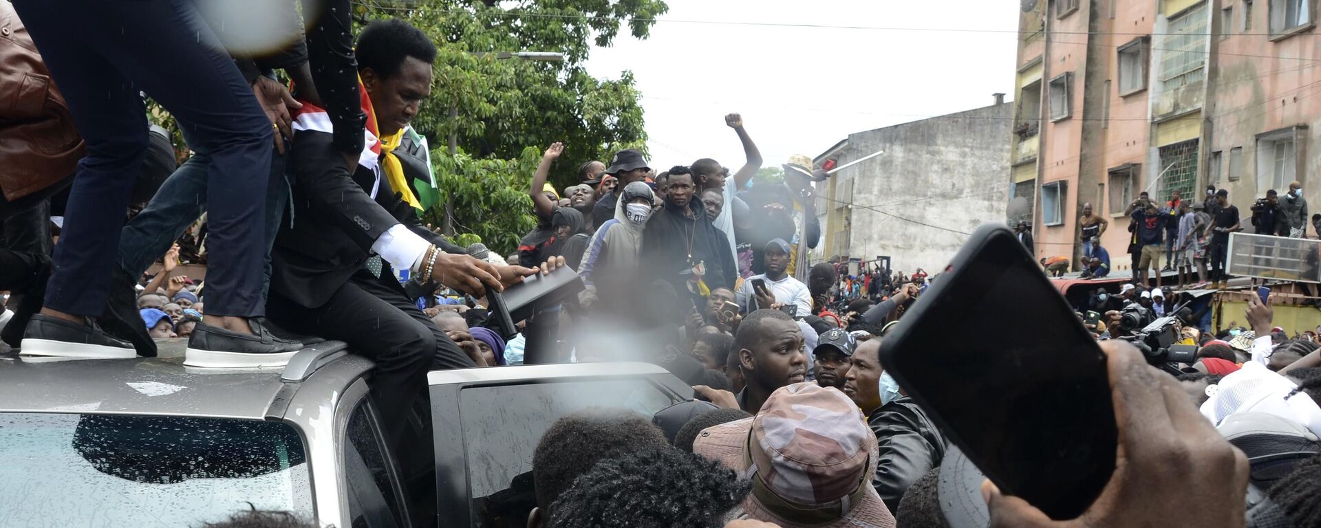 Mozambique's opposition leader Venancio Mondlane addresses supporters from the top of a vehicle on the street in Maputo, Mozambique. - Sputnik Africa, 1920, 10.01.2025