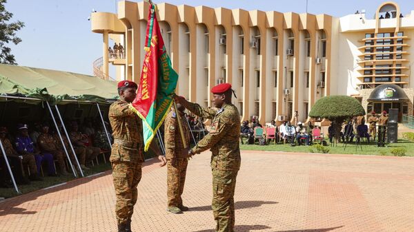 Le colonel Théophile Nikièma passe le commandement de l’état-major de l’armée de terre du Burkina Faso (CEMAT) au colonel Hamed Hermann Rouamba, le 9 janvier 2025 - Sputnik Afrique