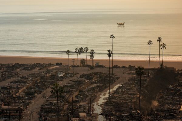 Homes bordering the Pacific Ocean are burned to the ground in the aftermath of the Palisades Fire in the Pacific Palisades neighborhood of Los Angeles, Thursday, Jan. 9, 2025. - Sputnik Africa