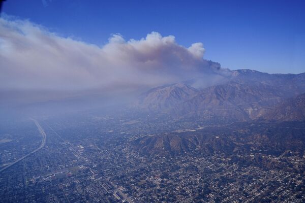 A plume of smoke from a wildfire forms over the city&#x27;s basin Thursday, Jan. 9, 2025 in Los Angeles. - Sputnik Africa