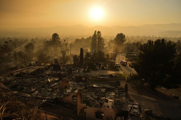 An emergency vehicle drives through a neighborhood devastated by the Eaton Fire, Thursday, Jan. 9, 2025, in Altadena, Calif. - Sputnik Africa