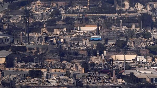 A VW van sits among burned out homes, Thursday, Jan. 9, 2025, in Malibu, Calif. - Sputnik Africa