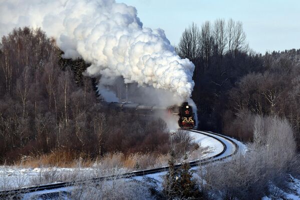 Retro train &quot;Ruskeala Express,&quot; running in the Republic of Karelia between the city of Sortavala and the main attraction of the Northern Priladozhye - the Ruskeala mountain park. - Sputnik Africa