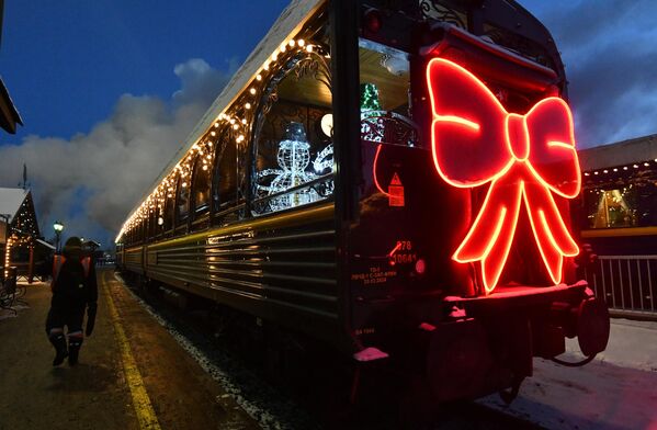 Retro train &quot;Ruskeala Express,&quot; running in the Republic of Karelia between the city of Sortavala and the main attraction of the Northern Priladozhye - the Ruskeala mountain park. - Sputnik Africa