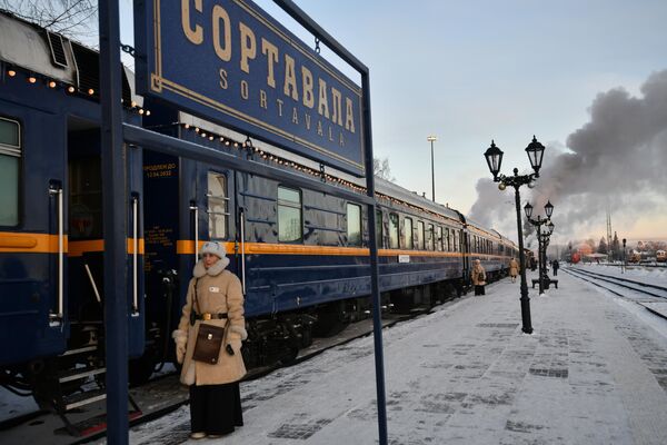 Retro train &quot;Ruskeala Express,&quot; running in the Republic of Karelia between the city of Sortavala and the main attraction of the Northern Priladozhye - the Ruskeala mountain park. - Sputnik Africa