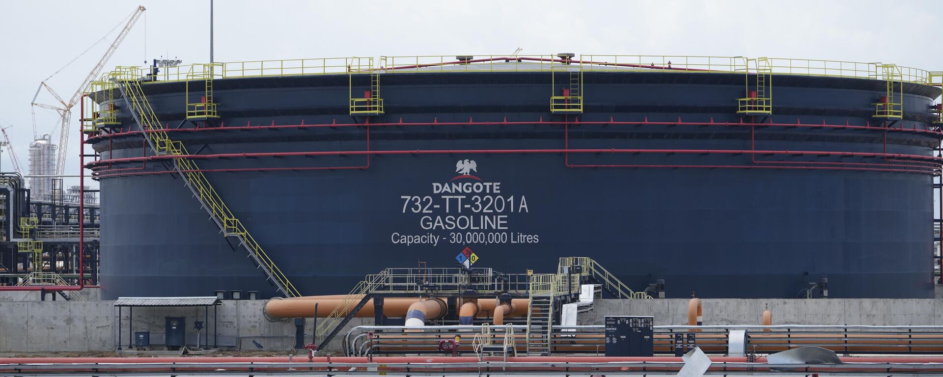 Oil installations at the Dangote refinery during the opening ceremony in Lagos, Nigeria, Monday, May 22, 2023. Nigerian President Muhammadu Buhari on Monday opened the oil refinery, with hopes it would help the energy-rich country achieve self-sufficiency and become a net exporter of refined petroleum products.  - Sputnik Africa, 1920, 12.01.2025