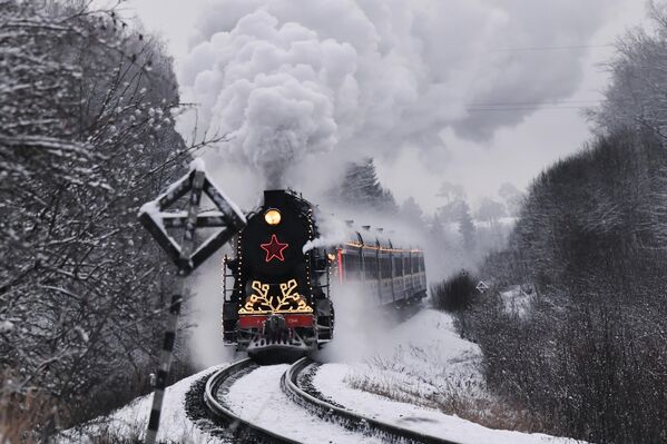 Retro train &quot;Ruskeala Express,&quot; running in the Republic of Karelia between the city of Sortavala and the main attraction of the Northern Priladozhye - the Ruskeala mountain park. - Sputnik Africa