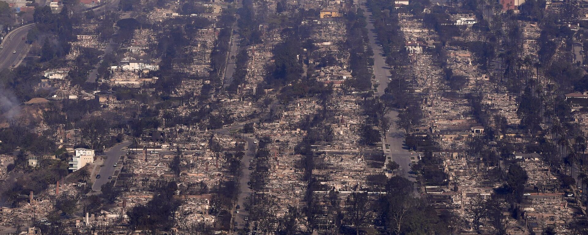 The devastation caused by the Palisades Fire is seen, in an aerial view, in the Pacific Palisades neighborhood of Los Angeles, Thursday, Jan. 9, 2025. - Sputnik Africa, 1920, 13.01.2025