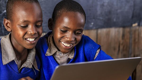 Kenyan schoolchildren using a laptop - Sputnik Africa