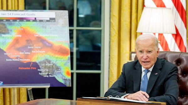 US President Joe Biden holds a briefing on the federal response to the Los Angeles wildfires in front of a map depicting wind severity in the Roosevelt Room of the White House on January 13, 2025 in Washington, DC. - Sputnik Africa