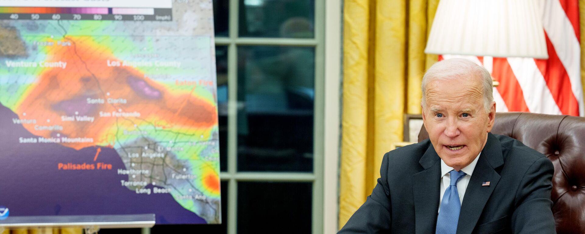 US President Joe Biden holds a briefing on the federal response to the Los Angeles wildfires in front of a map depicting wind severity in the Roosevelt Room of the White House on January 13, 2025 in Washington, DC. - Sputnik Africa, 1920, 14.01.2025