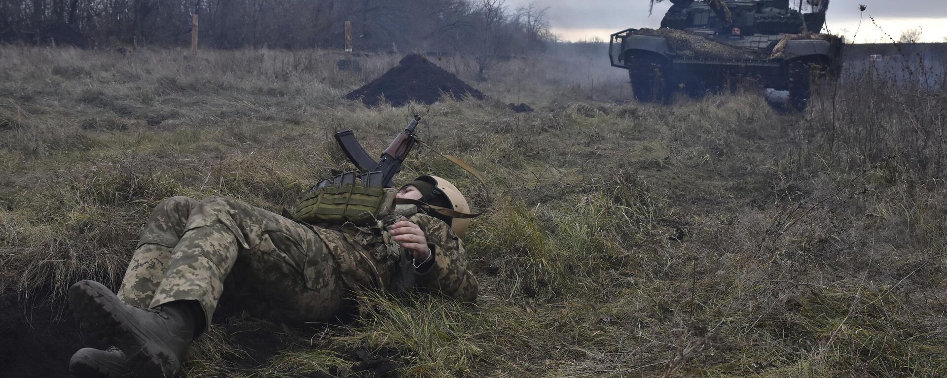 In this photo provided by Ukraine's 65th Mechanised Brigade press service on Jan. 8, 2025, a Ukrainian serviceman trains at the polygon in the Zaporozhye region, controlled by Ukraine. - Sputnik Africa, 1920, 14.01.2025