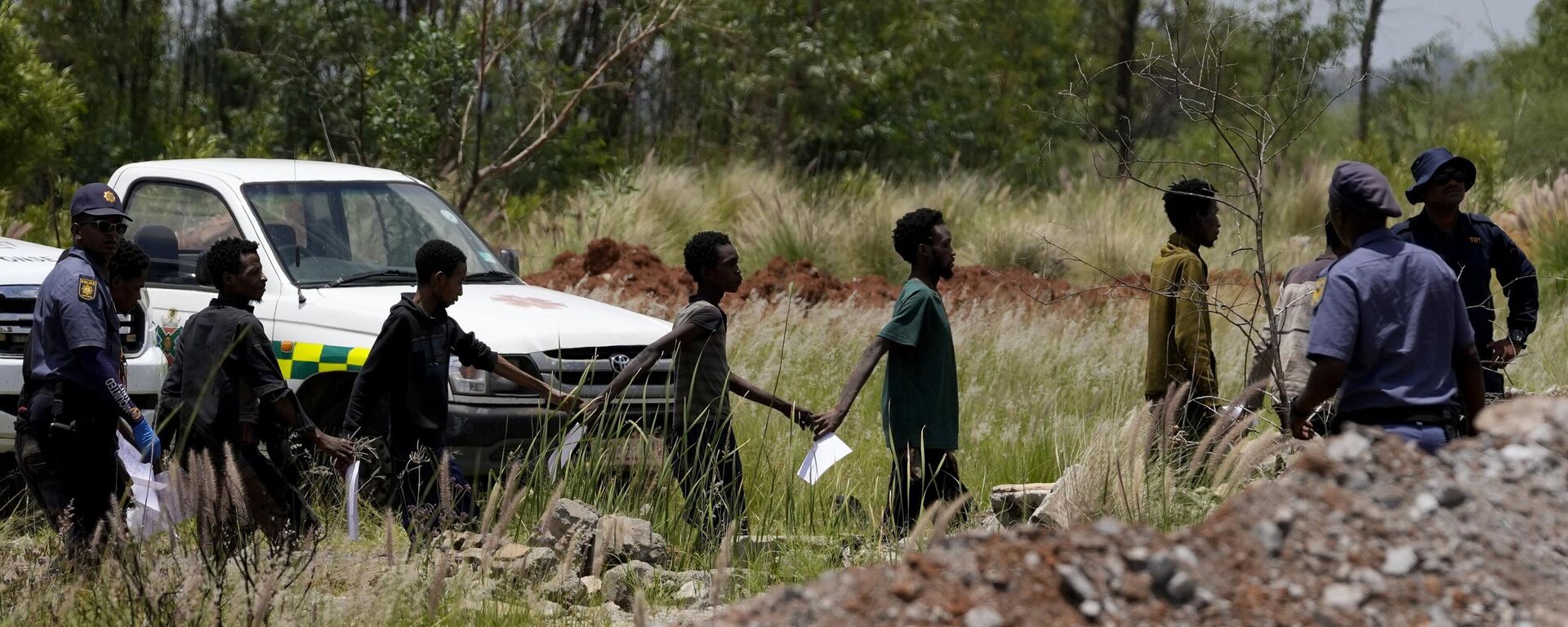 Illegal miners escorted by police officers after being rescued from an abandoned gold mine in Stilfonteinin, South Africa, Tuesday, Jan. 14, 2025.  - Sputnik Africa, 1920, 14.01.2025