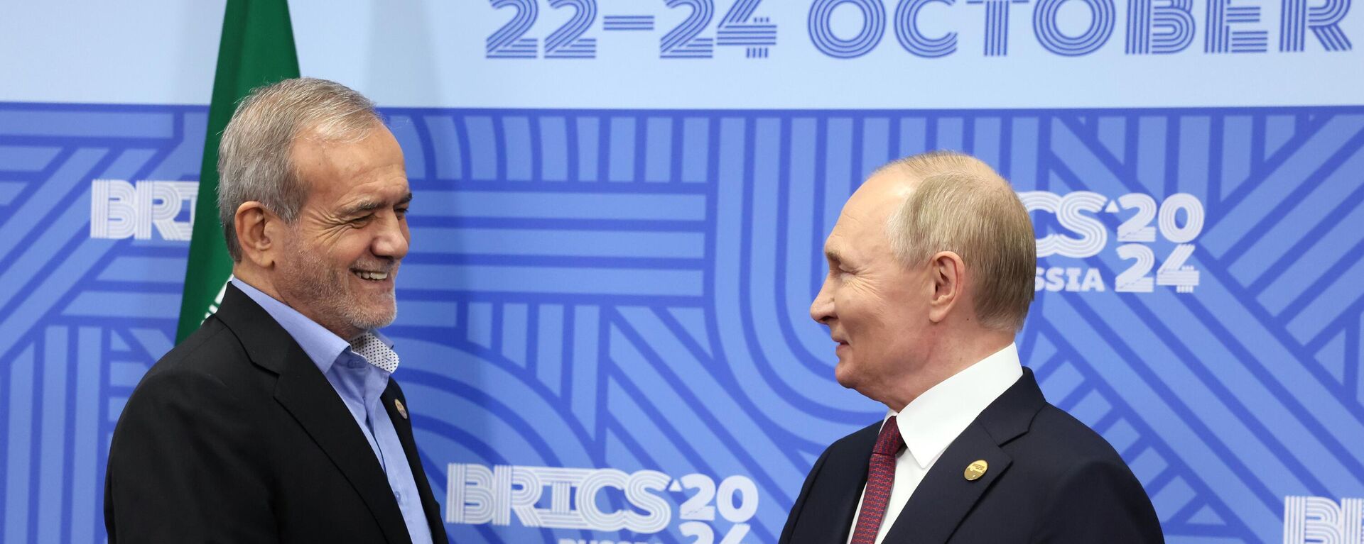 Russian President Vladimir Putin and Iranian President Masoud Pezeshkian during a meeting as part of the 16th BRICS summit in Kazan. - Sputnik Africa, 1920, 17.01.2025