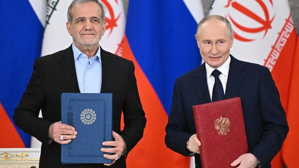 Russian President Vladimir Putin and Iranian President Masoud Pezeshkian - Sputnik Africa