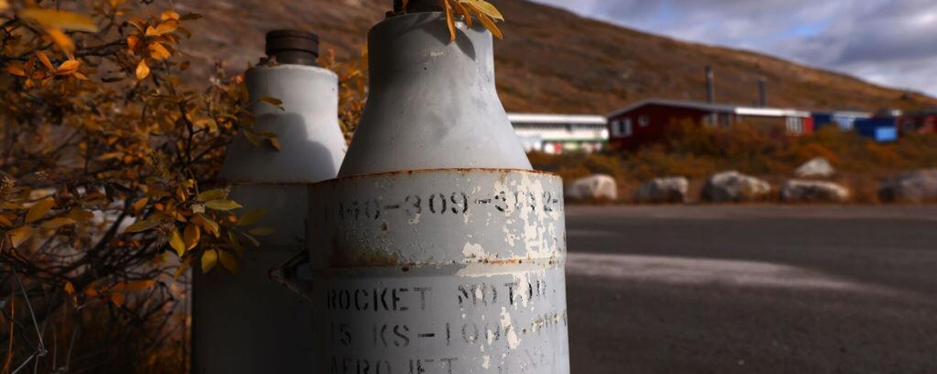 KANGERLUSSUAQ, GREENLAND - SEPTEMBER 09:  Discarded auxiliary rocket engines once used by the U.S. military are displayed on a roadside on September 09, 2021 in Kangerlussuaq, Greenland. - Sputnik Africa, 1920, 19.01.2025