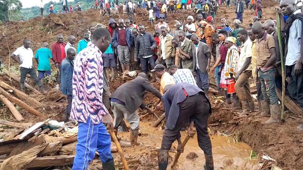 Locals continue search and rescue efforts at the site of the landslide caused by heavy rains, which reportedly killed 15 people and left at least 113 people unreachable in the eastern Bulambuli region of Uganda on November 29, 2024. - Sputnik Africa