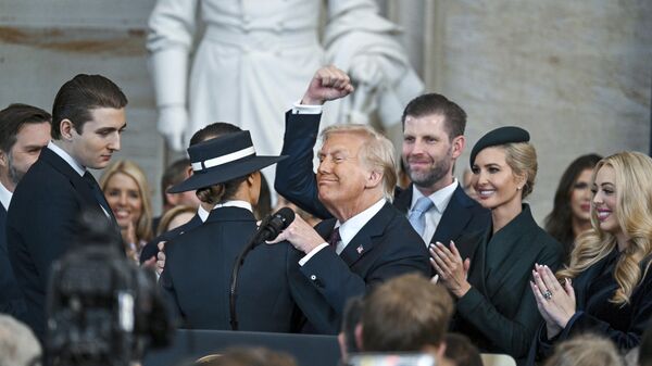 Donald Trump et sa famille après avoir prêté serment lors de la 60e cérémonie d'investiture - Sputnik Afrique