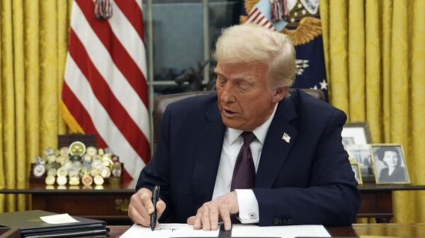 President Donald Trump signs an executive order on TikTok in the Oval Office of the White House, Monday, Jan. 20, 2025, in Washington. - Sputnik Africa