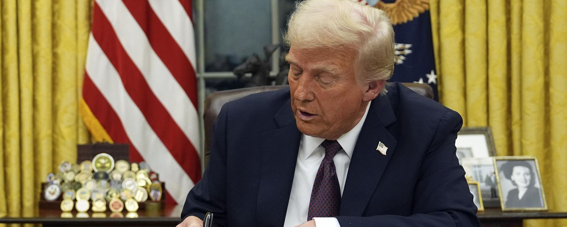 President Donald Trump signs an executive order on TikTok in the Oval Office of the White House, Monday, Jan. 20, 2025, in Washington. - Sputnik Africa, 1920, 12.02.2025