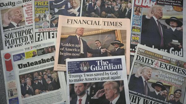 Une sélection de unes de journaux nationaux britanniques montrant les réactions à l'investiture du président Trump - Sputnik Afrique