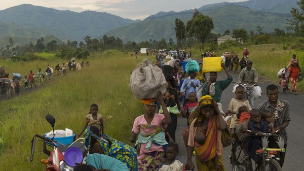 Thousands of Congolese people flee the village of Sake towards Goma as intense fighting takes place between the Congolese Army, the FDRC, and soldiers loyal to the rebel Tutsi leader, Nkunda, in the east of the Democratic Republic of Congo, Dec. 11, 2007. - Sputnik Africa