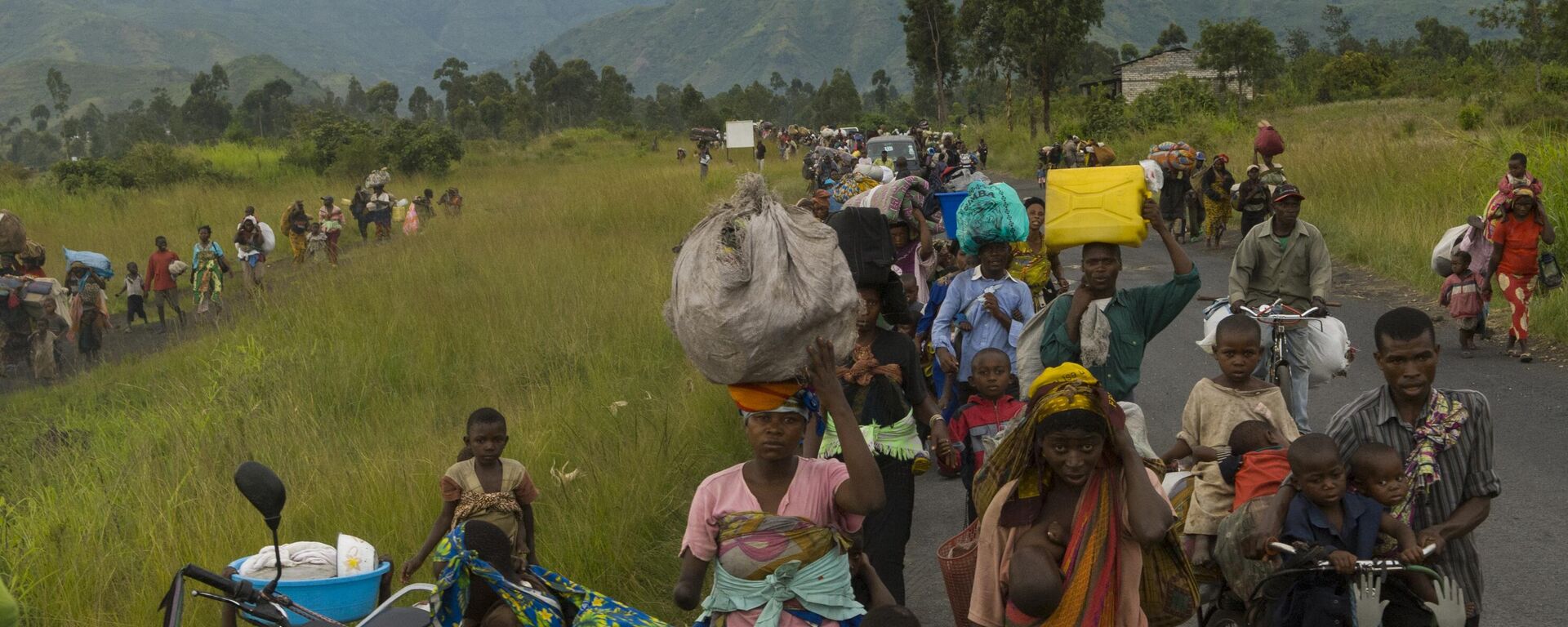 Thousands of Congolese people flee the village of Sake towards Goma as intense fighting takes place between the Congolese Army, the FDRC, and soldiers loyal to the rebel Tutsi leader, Nkunda, in the east of the Democratic Republic of Congo, Dec. 11, 2007. - Sputnik Africa, 1920, 21.01.2025