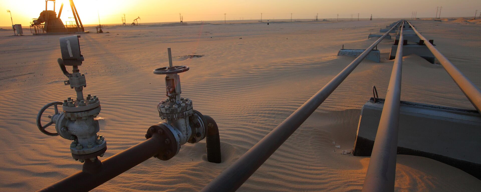 Drilling, oil wells in southern Kuwait along the Saudi border. - Sputnik Africa, 1920, 22.01.2025