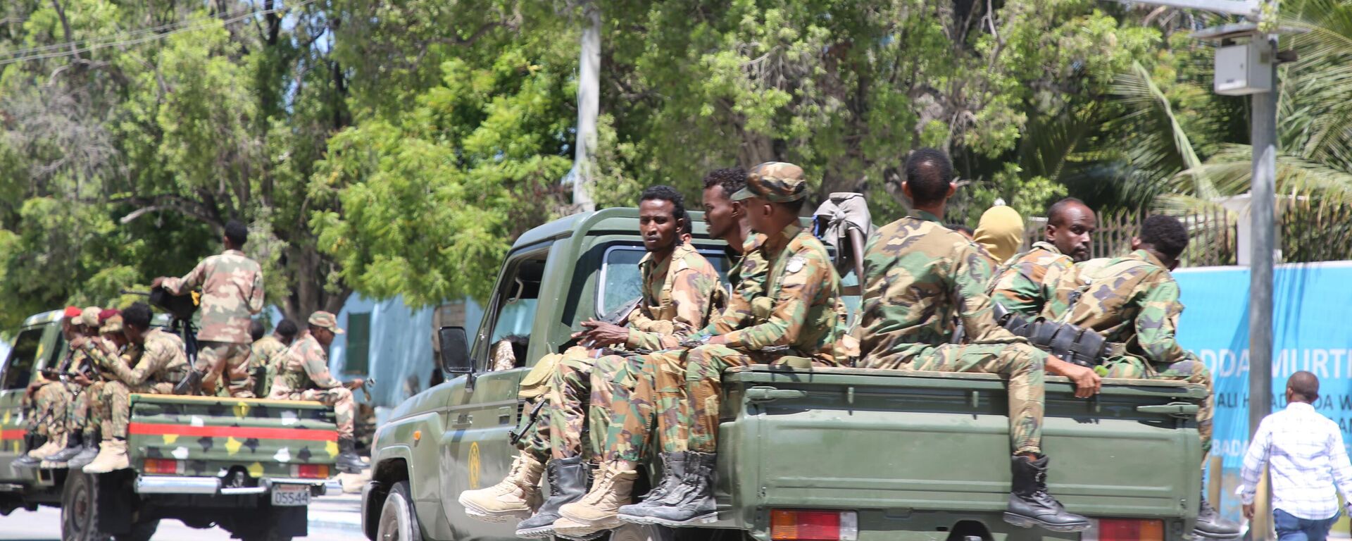 Security forces are dispatched to the scene after bomb and armed attack on a hotel which is close to the Presidential Palace, organized by al-Shabaab terrorist group in Mogadishu, Somalia on March 15, 2024.  - Sputnik Africa, 1920, 22.01.2025