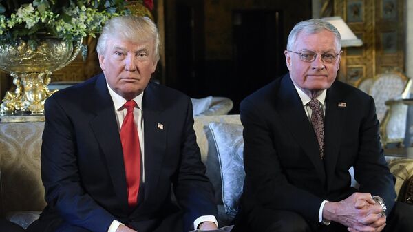 President Donald Trump, center, sits with retired Army Lt. Gen. Keith Kellogg, right, at Trump's Mar-a-Lago estate in Palm Beach, Fla., Feb. 20, 2017. - Sputnik Africa