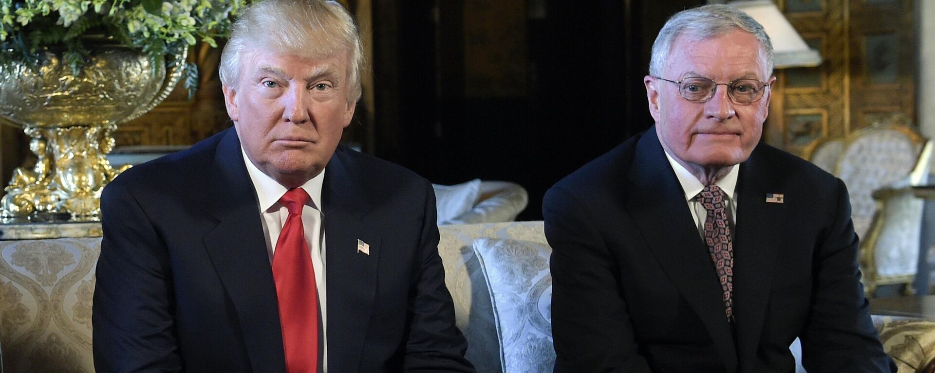 President Donald Trump, center, sits with retired Army Lt. Gen. Keith Kellogg, right, at Trump's Mar-a-Lago estate in Palm Beach, Fla., Feb. 20, 2017. - Sputnik Africa, 1920, 22.01.2025