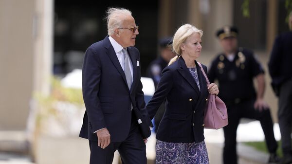 James Biden, President Joe Biden's brother and uncle to Hunter Biden, left, and Sara Biden arrive at federal court, June 7, 2024, in Wilmington, Del.  - Sputnik Africa