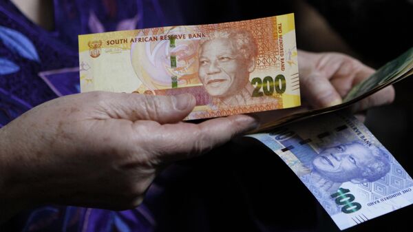 Reserve bank governor Gill Marcus displays banknotes bearing the image of former president Nelson Mandela at a press launch, in Pretoria, South Africa, Tuesday, Nov. 6, 2012. - Sputnik Africa